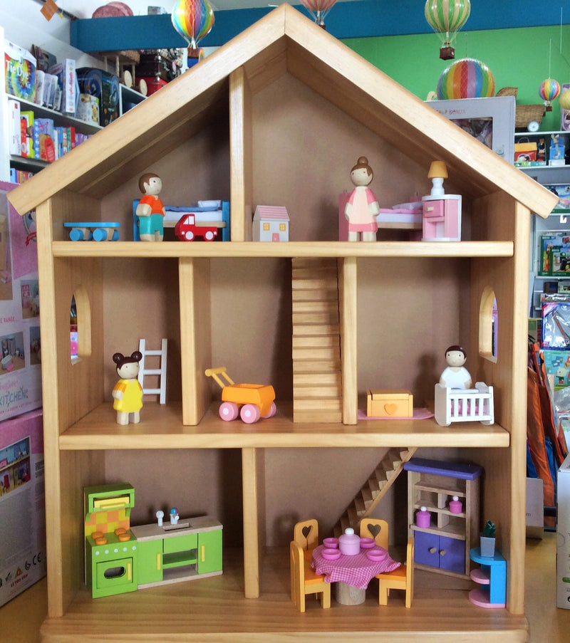 wooden-dollhouse-in-wood